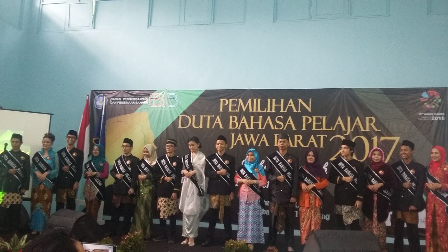 Para Finalis Duta Bahasa Pelajar Jawa Barat 2017 berfoto bersama sebelum babak final dimulai.