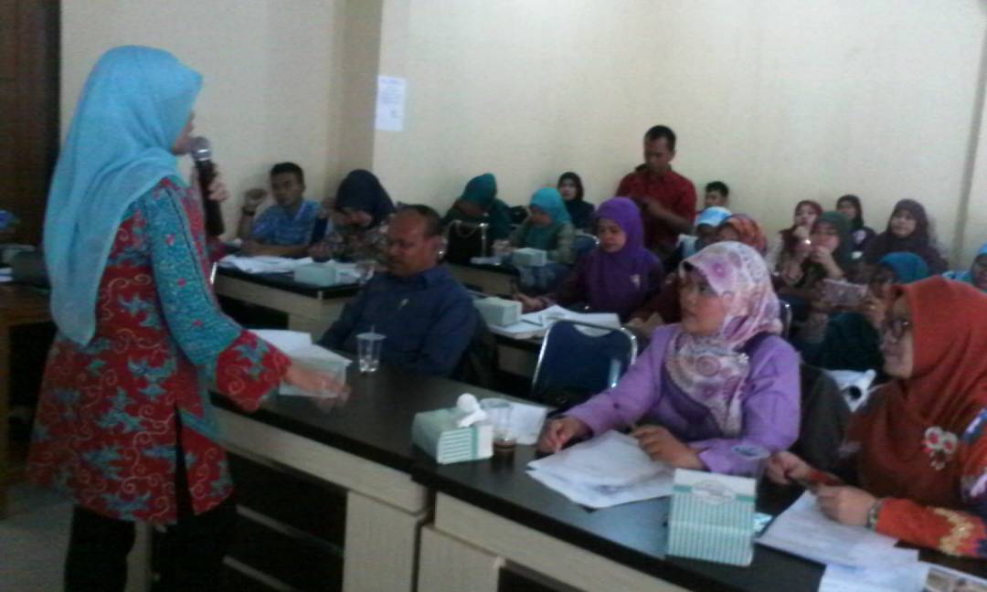 Umi Kulsum, M.Hum., sedang memberikan materi Ejaan dan Kalimat dalam kegiatan Penyuluhan Bahasa Indonesia kepada Guru Bahasa Indonesia MTs & MA de-Kabupaten Garut.