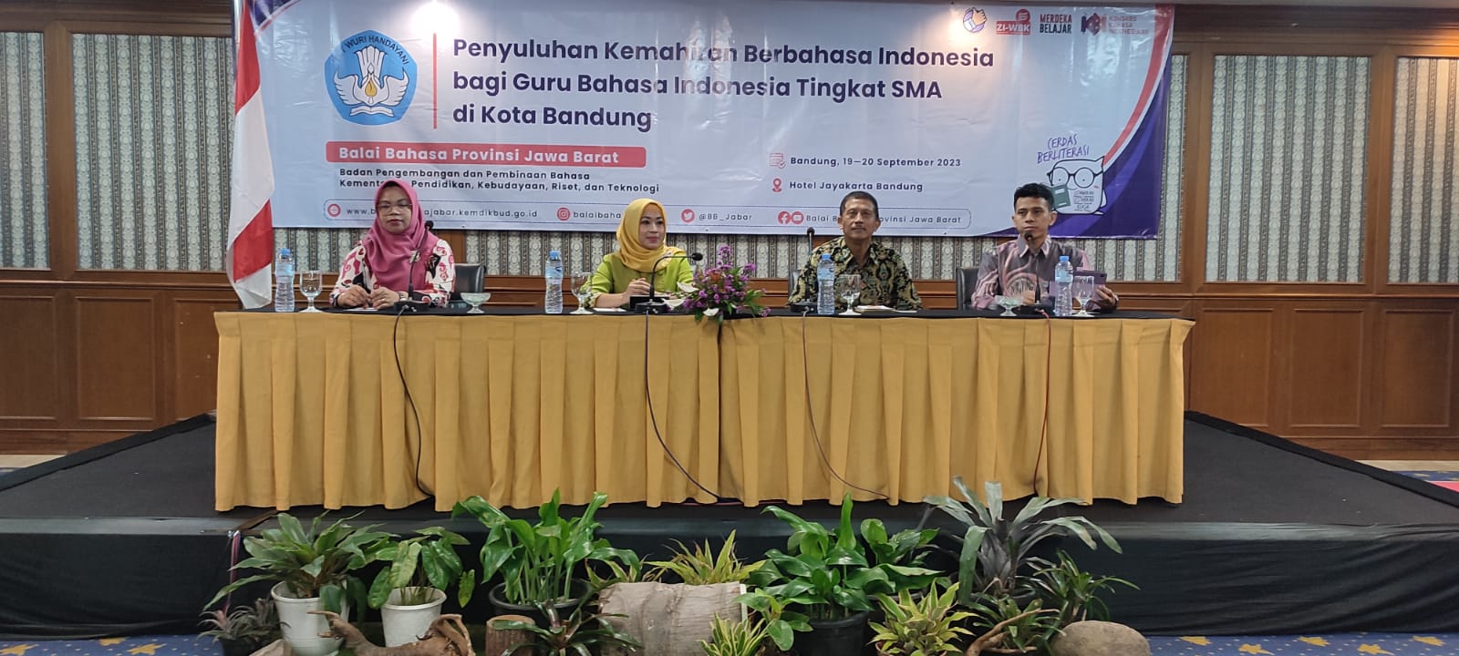 Penyuluhan Kemahiran Berbahasa Indonesia bagi Guru Bahasa Indonesia Tingkat SMA di Kota Bandung
